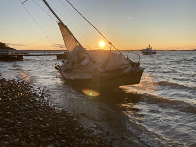 Segelbåt som drivit i land.