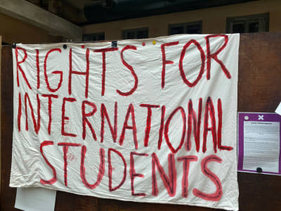Plakat från demonstration med texten: "Rights for international students", rättigheter för internationella studerande.