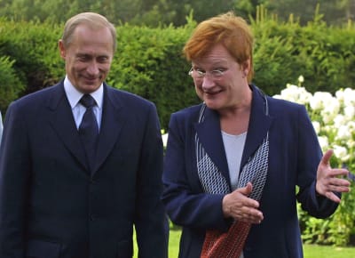 President Halonen och president Putin konverserar i Gullranda.