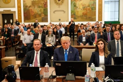 Donald Trump i rättssal.