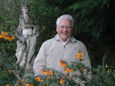 Den brittiska forskaren James Lovelock i en trädgård.