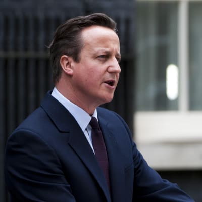 Premiärminister David Cameron uttalar sig utanför sin tjänstebostad i London den 8 maj 2015.