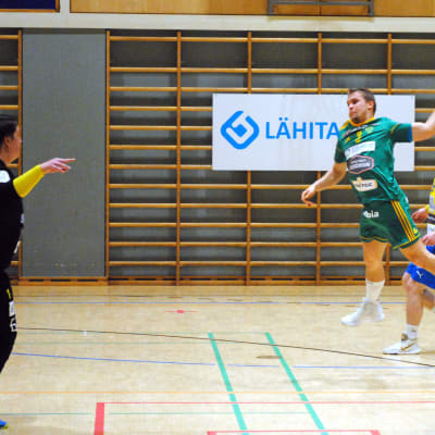 Ott Varik skjuter ett hoppskott som Johan Ståhlberg parerar.