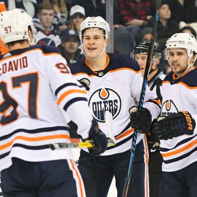 Jesse Puljujärvi firar sitt mål tillsammans med Connor McDavid och Kris Russell.