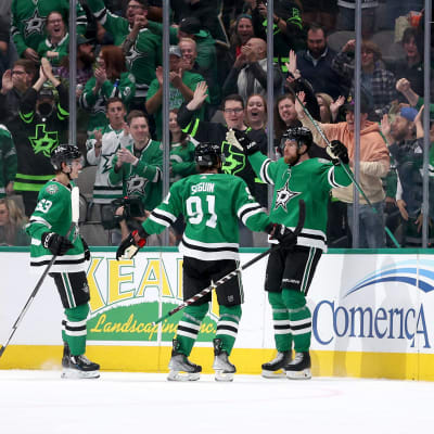 Dallas Stars Jani Hakanpää firar sitt mål. 