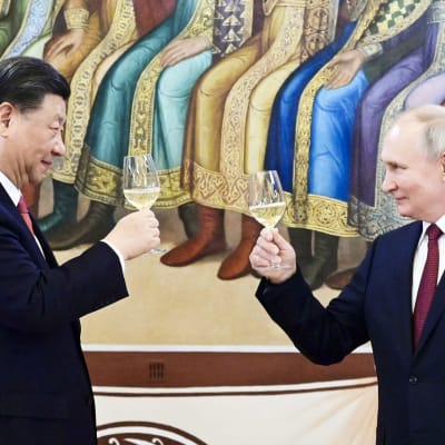 Xi Jinping ja Vladimit Putin kohottavat viinilasejaan ja katsovat toisiinsa.