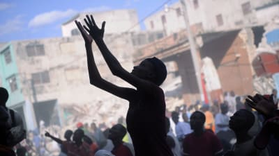 Haitier samlas för att ta emot mat