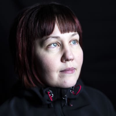 Kasvokuva Salla Huhtalasta mustaa taustaa vasten.