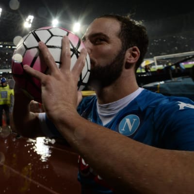 Gonzalo Higuain kysser bollen efter att han gjort 36 mål i Serie A