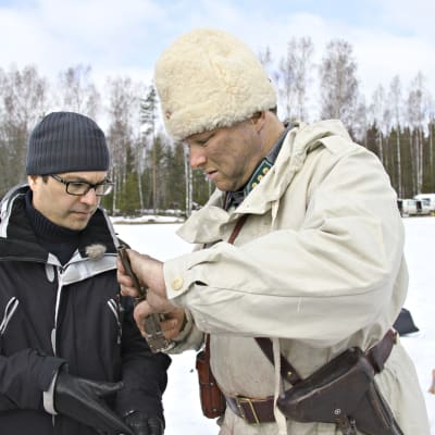 Tuottaja Erkko Lyytinen Talvisota-kohtauksen kuvauksissa