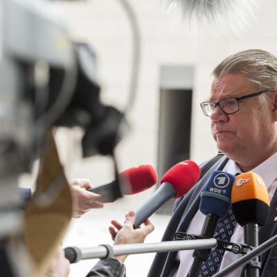 Timo Soini möter medier i Luxemburg.
