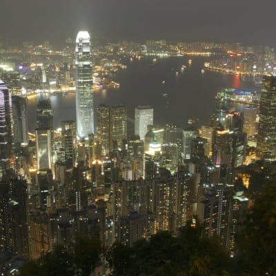 Kvällsvy över skyskrapor i Hongkong