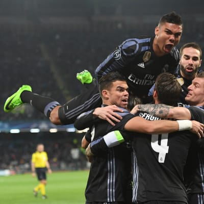 Real Madrid slog ut Napoli och är klar för kvartsfinal i Champions League.