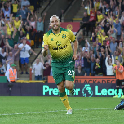 Till vänster Teemu Pukki som firar ett mål, till höger två motståndarspelare.