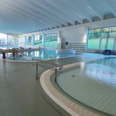 Simbassänger och kaklade golv, Ekenäs simhall inne.