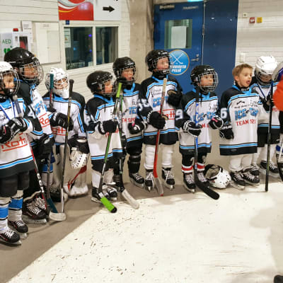 Ice Team Raseborgs spelare får priser efter en turnering.