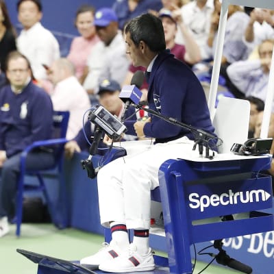 Serena Williams är förbannad på domaren Carlos Ramos.