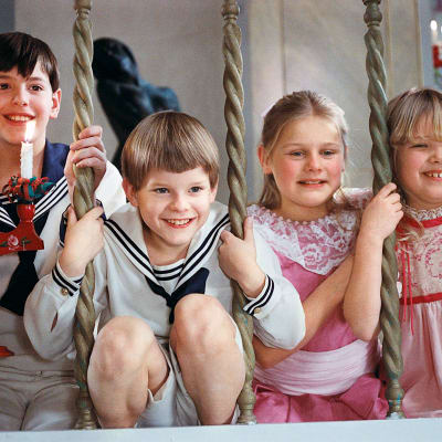 Alexander, Fanny ja muita Ekdahlin väen lapsia joulunvietossa elokuvassa Fanny ja Alexander