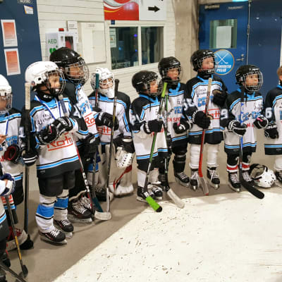Ice Team Raseborgs spelare får priser efter en turnering.