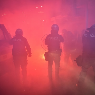 Kravallutrustad polis