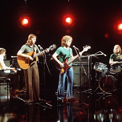 Kaseva soittaa Iltatähti-ohjelmassa vuonna 1974