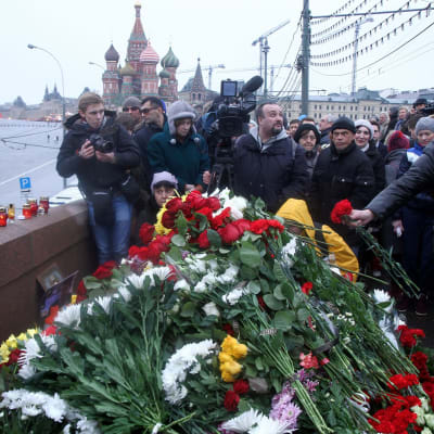 Moskvabor lägger ner blommor vid platsen där Boris Nemtsov mördades natten till lördag.