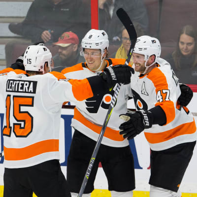 Jori Lehterä gratulerar Philadelphiamålskytten Robert Hägg.