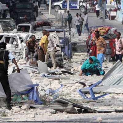 bilden visar förödelsen efter bombattacken i mogadishu