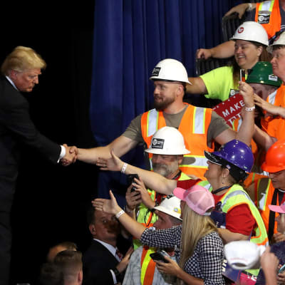 Arbetare i skyddskläder får hälsa på president Trump inför valmöte i Montana