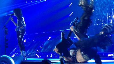 Paul Stanley / Kiss gör kullerbytta på scen 4.5. arenan Helsingfors