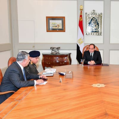 Egyptens president Abdel Fattah al-Sisi i möte med några av sina ministrar efter moskéattacken den 24.11.2017.