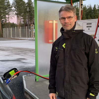 Aimo Latvala tankar sin bil med biogas vid Stormossen. 