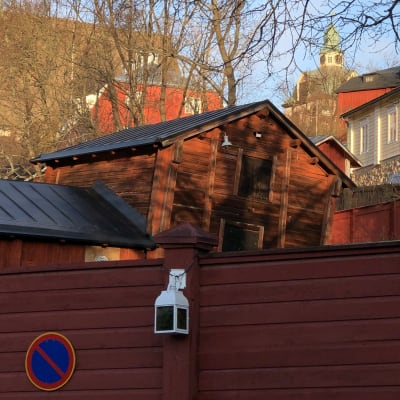 Gamla rödmyllefärgade byggnader i Borgå i solljus.
