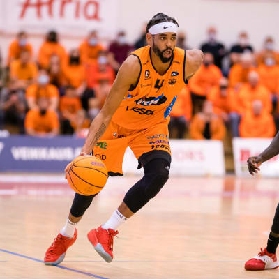 Karhu Basketin Rene Rougeau kuljettaa koripalloa oranssissa peliasussa.