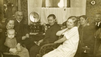 Radio oli harvinainen 1920-luvulla. Martikaisen perheessä sitä kuunneltiin kuulokkeilla ja myös kovaäänisestä.