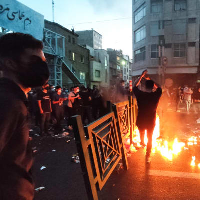 Demonstranter och eld på gata i Teheran.