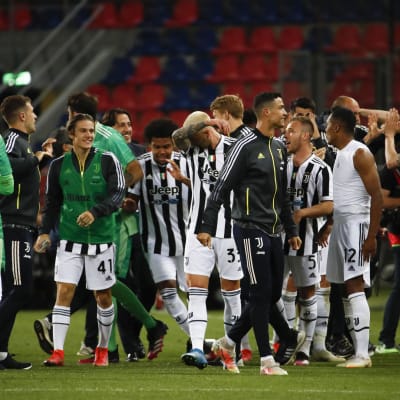 Juventus spelare jublar över fjärdeplatsen i Serie A.
