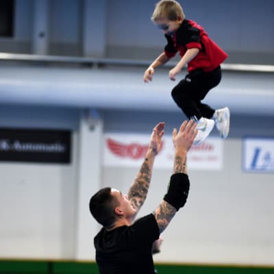 Nico och sonen Dominic Rönnberg på BK-46 träningar i januari 2021.