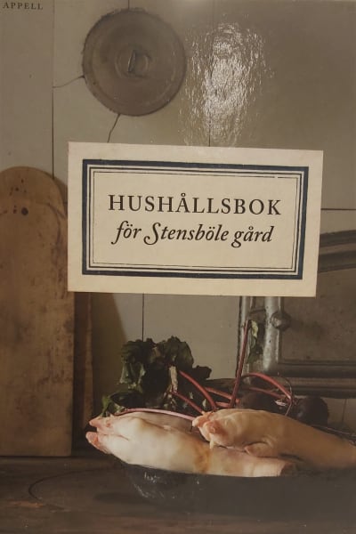 Pärm till bok om hushållning på en 1700-tals herrgård.