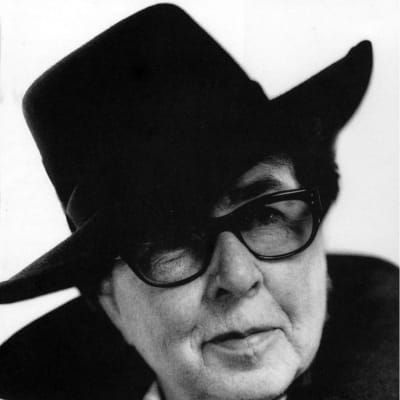 Vivica Bandler i hatt, 1997