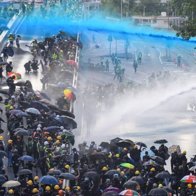 protester i Hongkong 15.9.2019, polisen skjuter blåfärgat vatten
