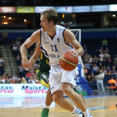 Petteri Koponen leder Finlands spel mot Litauen.