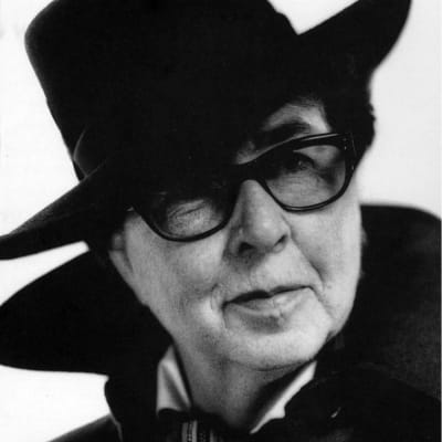 Vivica Bandler i hatt, 1997