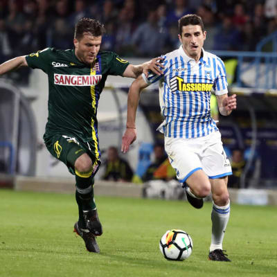 Chievon Perparim Hetemaj ja Spalin Federico Mattiello pallon tavoittelussa Serie A -ottelussa.