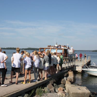 De svenska församlingarna i Helsingfors ordnar sina skribaläger på Lekholmen. Priserna varierar mycket.