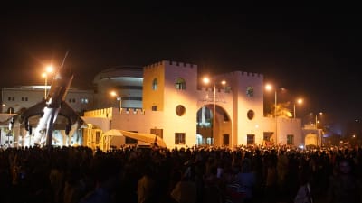 Nyheten om Ibn Aufs avgång möttes med stor glädje bland demonstranterna utanför militärhögkvarteret i Khartoum.