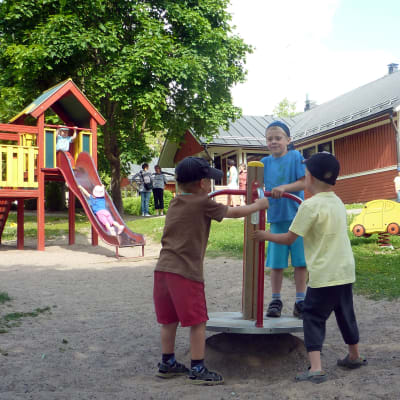 Barn leker på Österbo daghems gård i Ekenäs