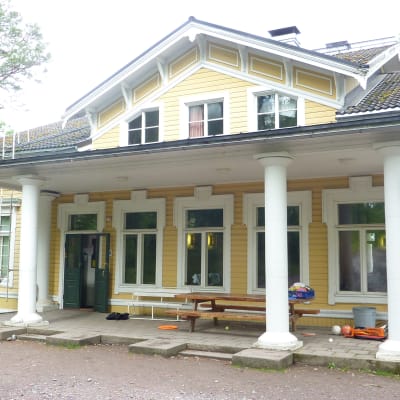 Villa Grantorp, en gul, stor trävilla med vita knutar
