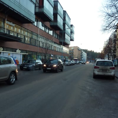 Larsgatan i Lojo är fylld med bilar.