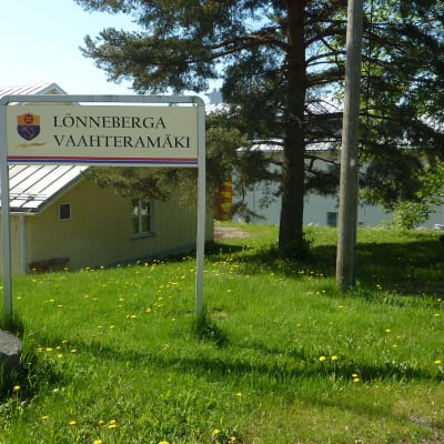 Lönnebergas skylt i Ingå. Bakom skymtar den äldre delen av servicehemmet till vänster.